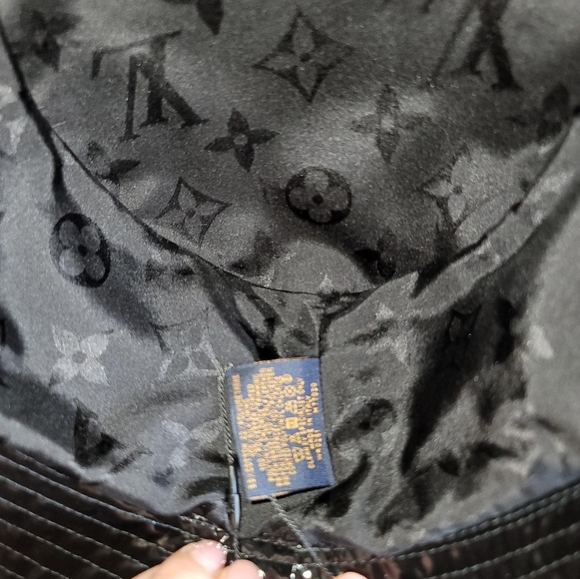 Louis Vuitton Rainy Day Bob Hat Louis Vuitton Water Proof Monogram Patch Medium - Picture 10 of 12